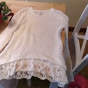 Soft shirt with lace on bottom